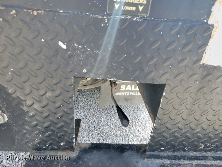 image for item JE9906 1997 Ford F800  bucket truck