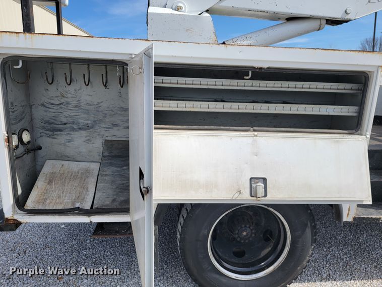 image for item JE9906 1997 Ford F800  bucket truck