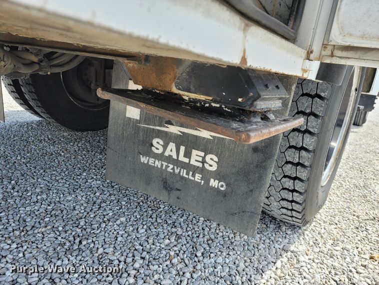 image for item JE9906 1997 Ford F800  bucket truck