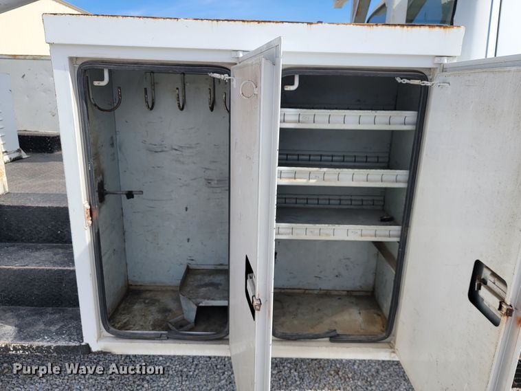 image for item JE9906 1997 Ford F800  bucket truck