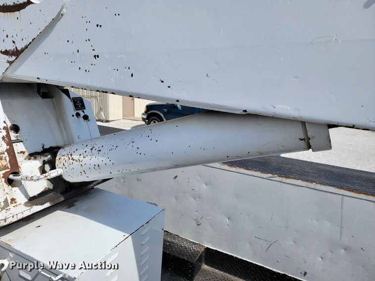 image for item JE9906 1997 Ford F800  bucket truck