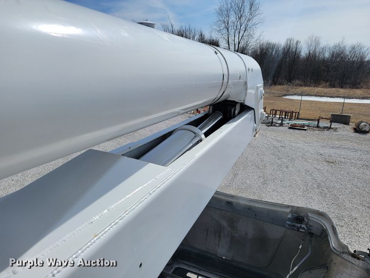 image for item JE9906 1997 Ford F800  bucket truck