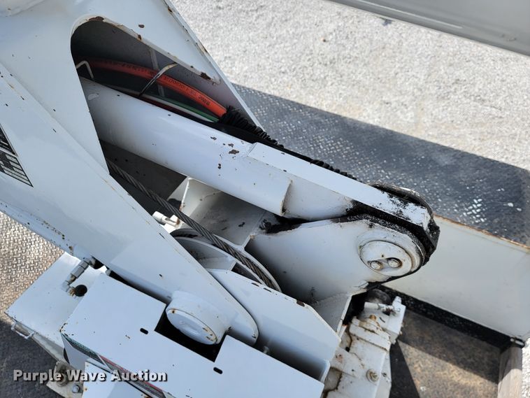 image for item JE9906 1997 Ford F800  bucket truck