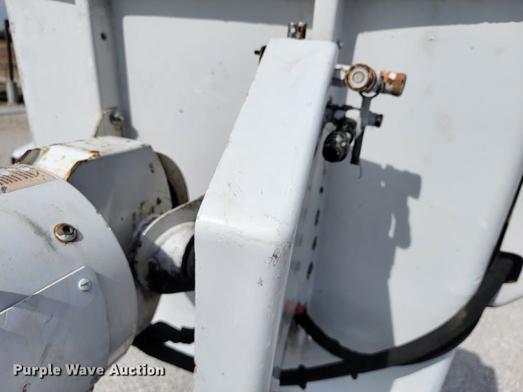 image for item JE9906 1997 Ford F800  bucket truck