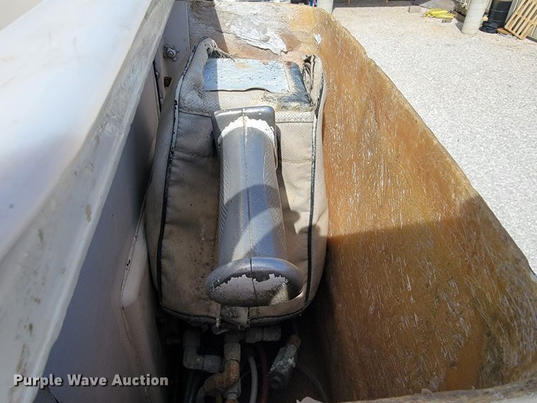 image for item JE9906 1997 Ford F800  bucket truck