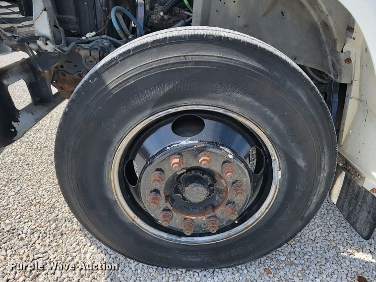 image for item JE9906 1997 Ford F800  bucket truck