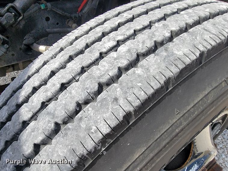 image for item JE9906 1997 Ford F800  bucket truck