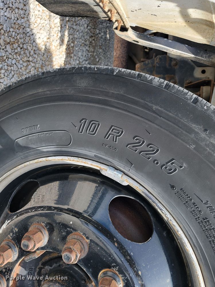 image for item JE9906 1997 Ford F800  bucket truck