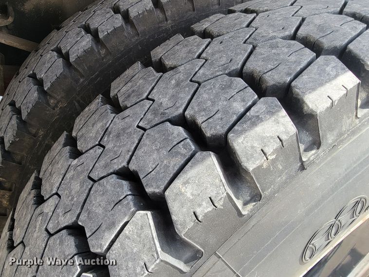 image for item JE9906 1997 Ford F800  bucket truck