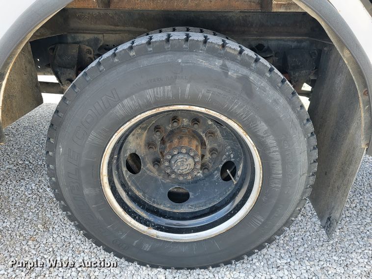 image for item JE9906 1997 Ford F800  bucket truck
