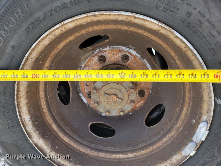 image for item JE9919 1999 Ford F450 Super Duty XL  bucket truck