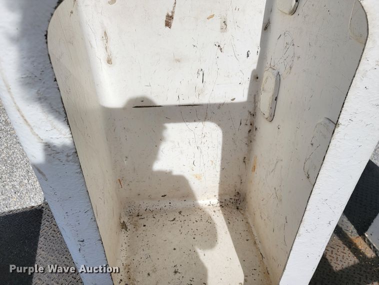 image for item JE9919 1999 Ford F450 Super Duty XL  bucket truck