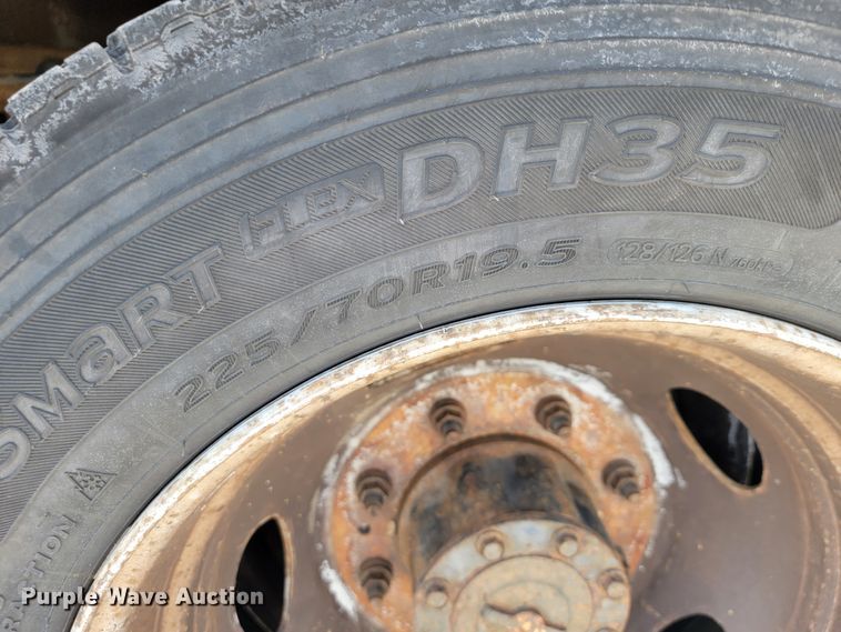 image for item JE9919 1999 Ford F450 Super Duty XL  bucket truck