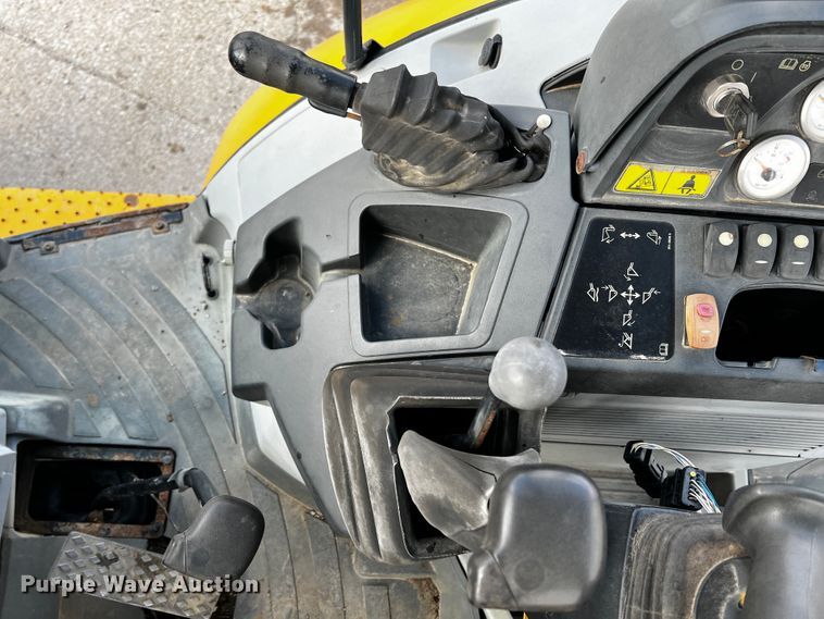 image for item JH9332 2008 Caterpillar 414E  landscape tractor