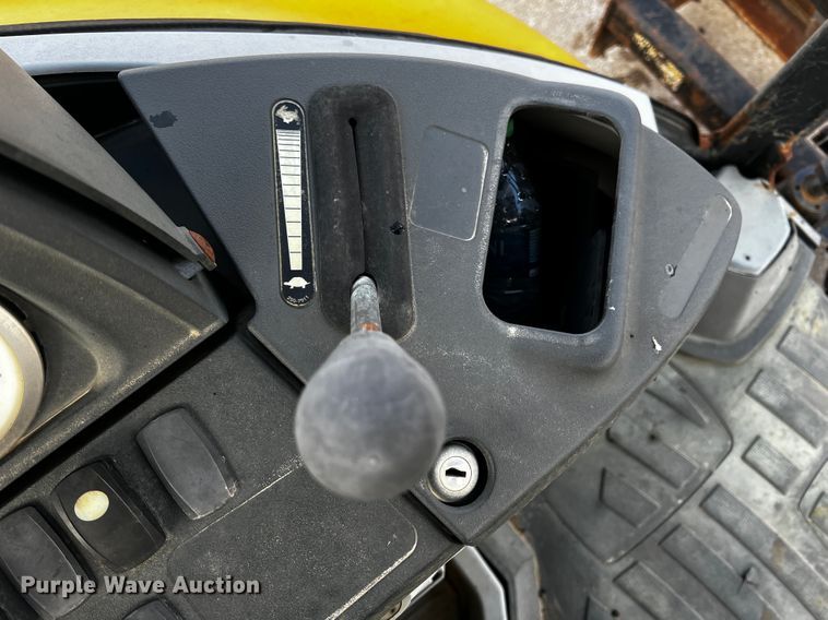 image for item JH9332 2008 Caterpillar 414E  landscape tractor