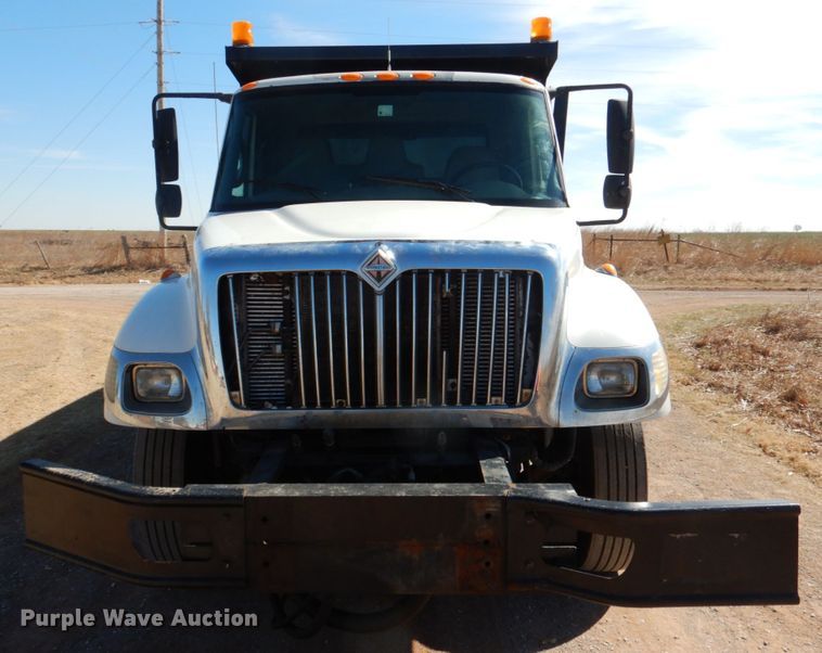 image for item JS9664 2005 International 7400  dump truck