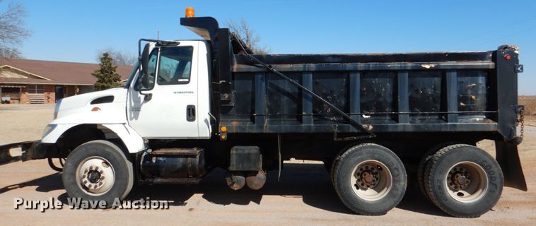 image for item JS9664 2005 International 7400  dump truck