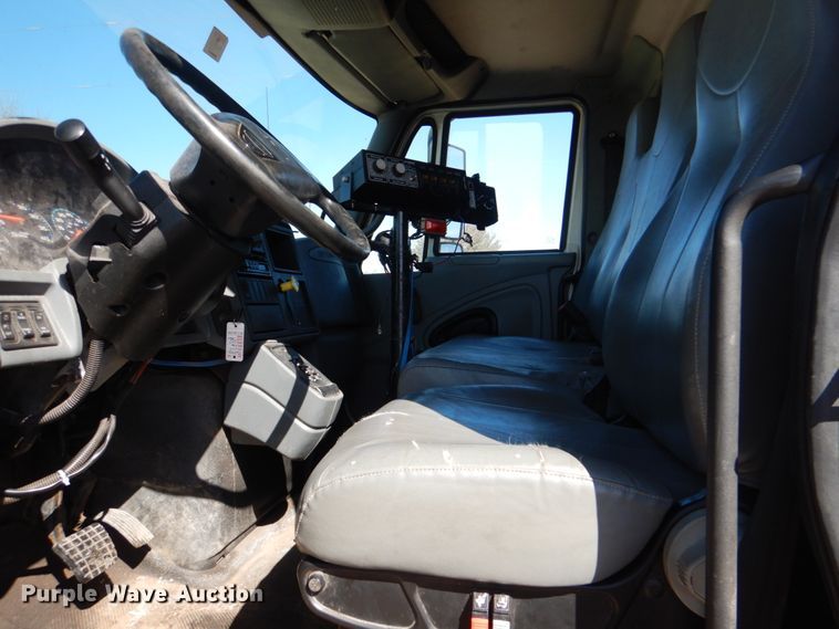 image for item JS9664 2005 International 7400  dump truck