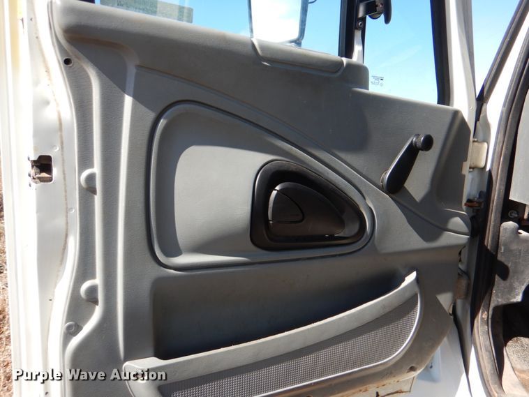 image for item JS9664 2005 International 7400  dump truck