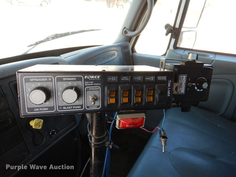 image for item JS9664 2005 International 7400  dump truck