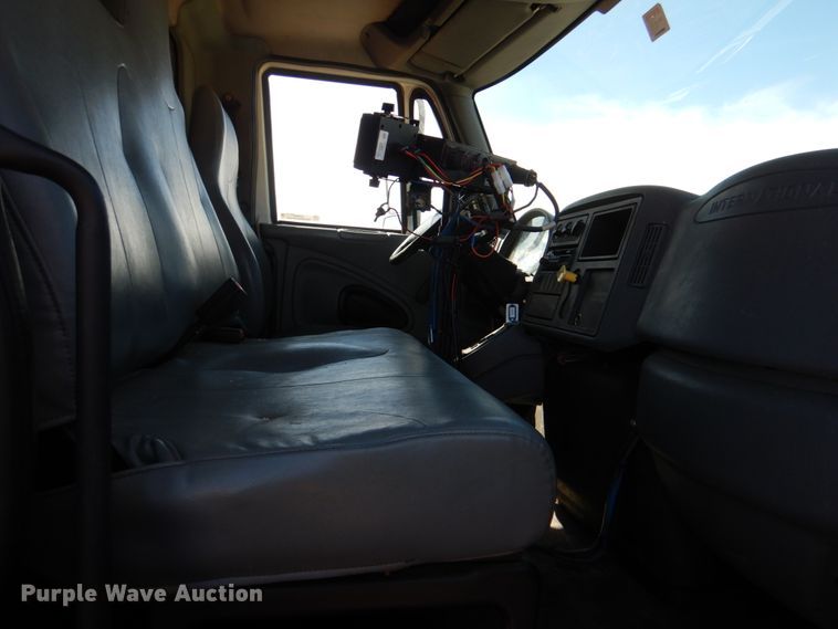 image for item JS9664 2005 International 7400  dump truck