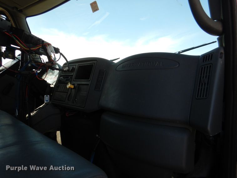 image for item JS9664 2005 International 7400  dump truck