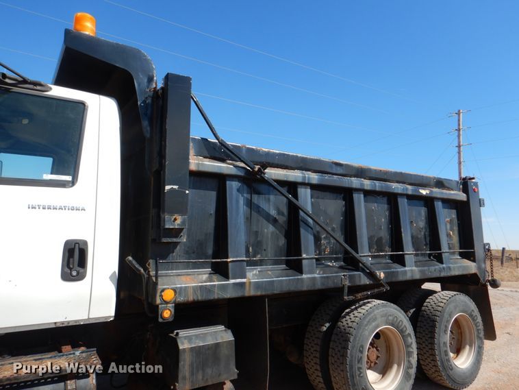 image for item JS9664 2005 International 7400  dump truck