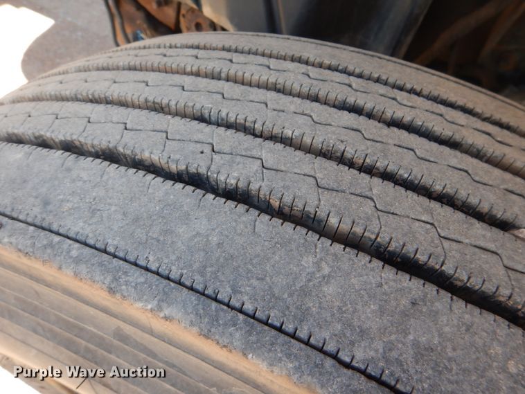 image for item JS9664 2005 International 7400  dump truck