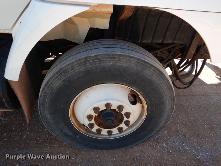 image for item JS9664 2005 International 7400  dump truck