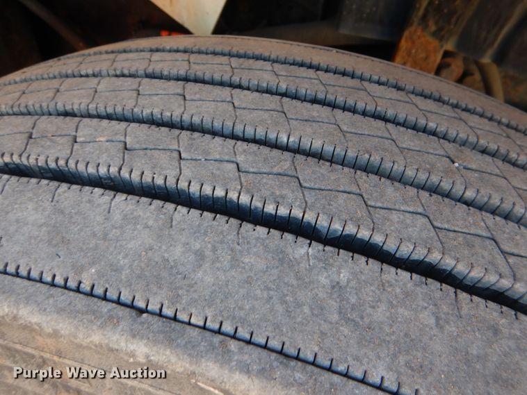 image for item JS9664 2005 International 7400  dump truck