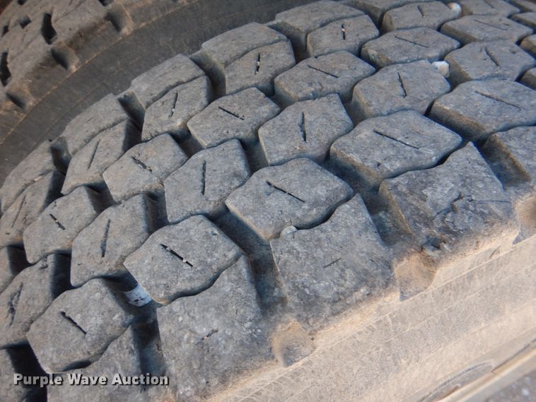 image for item JS9664 2005 International 7400  dump truck