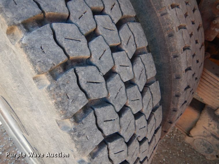 image for item JS9664 2005 International 7400  dump truck