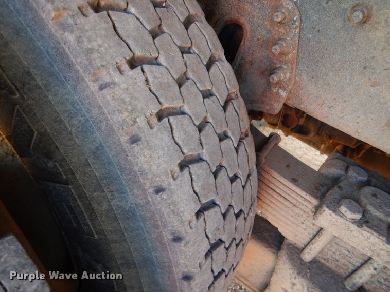 image for item JS9664 2005 International 7400  dump truck