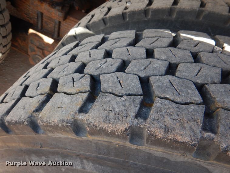 image for item JS9664 2005 International 7400  dump truck