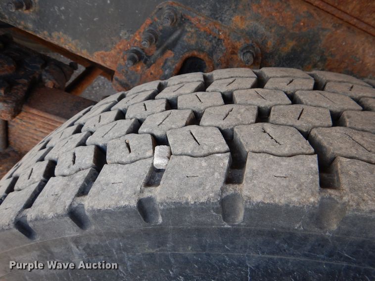 image for item JS9664 2005 International 7400  dump truck