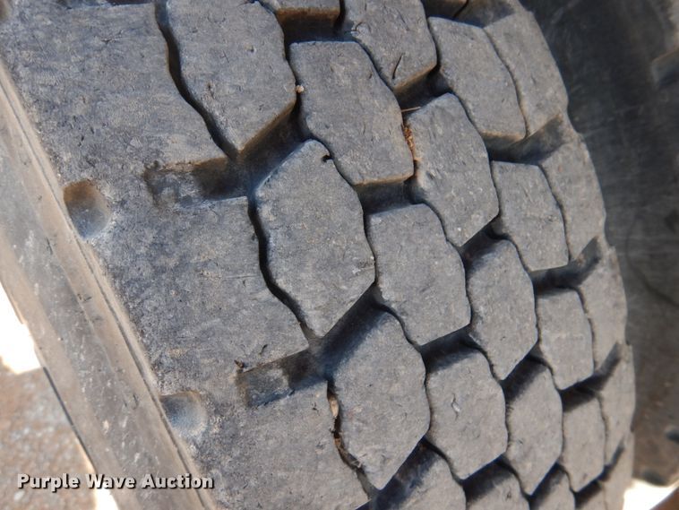 image for item JS9664 2005 International 7400  dump truck