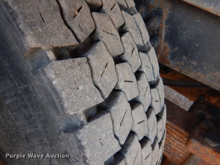 image for item JS9664 2005 International 7400  dump truck