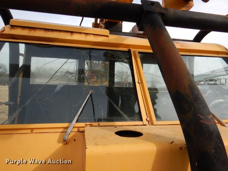 image for item JS9670 Bombardier MC74  track carrier with digger derrick