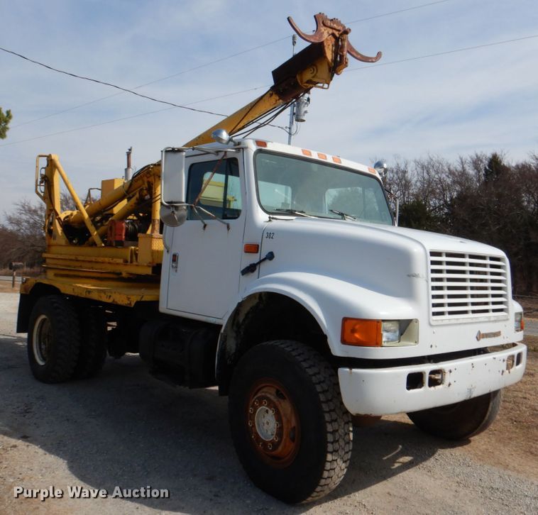 image for item JS9671 1990 International 4800  digger derrick truck