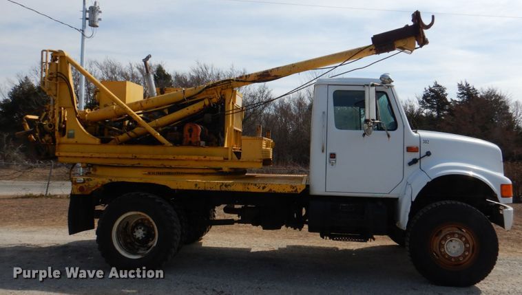image for item JS9671 1990 International 4800  digger derrick truck