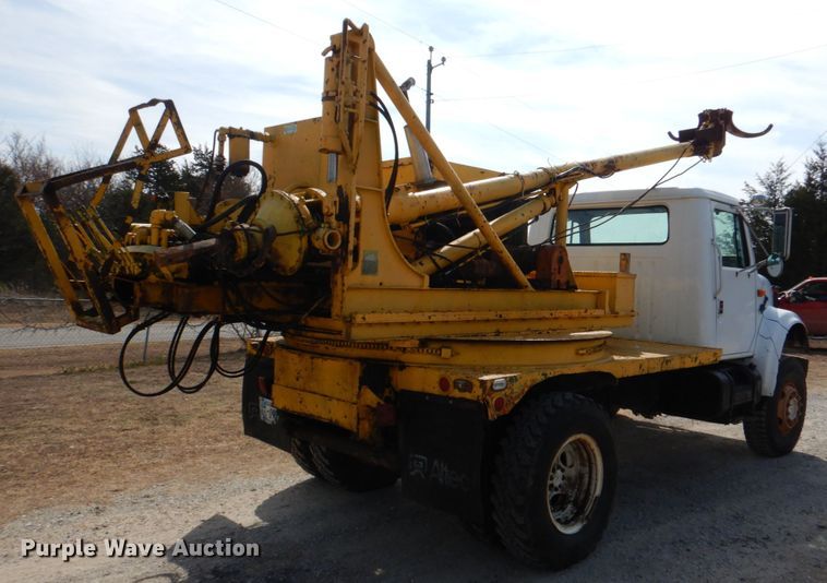 image for item JS9671 1990 International 4800  digger derrick truck