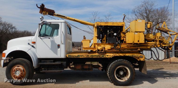 image for item JS9671 1990 International 4800  digger derrick truck