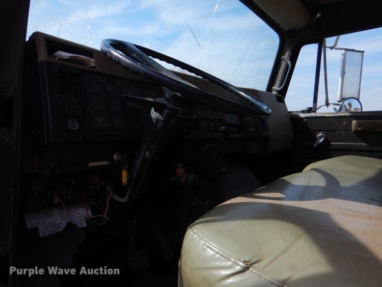 image for item JS9671 1990 International 4800  digger derrick truck