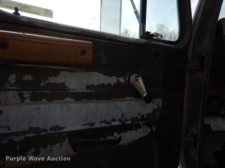 image for item JS9671 1990 International 4800  digger derrick truck