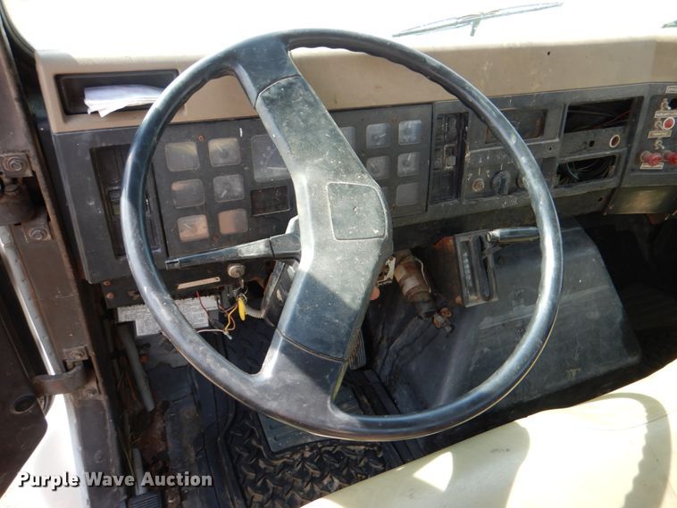 image for item JS9671 1990 International 4800  digger derrick truck