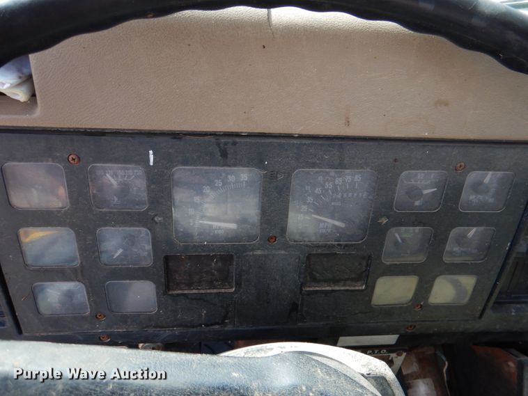 image for item JS9671 1990 International 4800  digger derrick truck