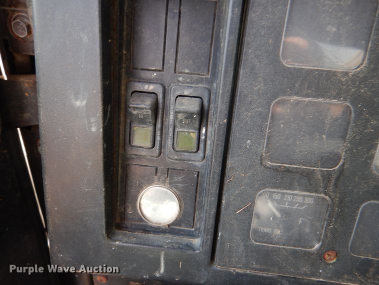 image for item JS9671 1990 International 4800  digger derrick truck