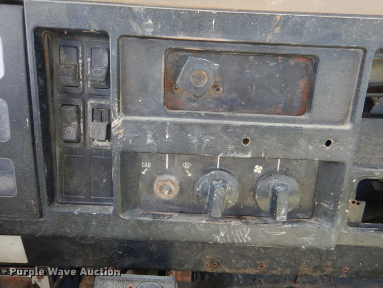 image for item JS9671 1990 International 4800  digger derrick truck