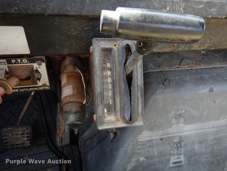 image for item JS9671 1990 International 4800  digger derrick truck