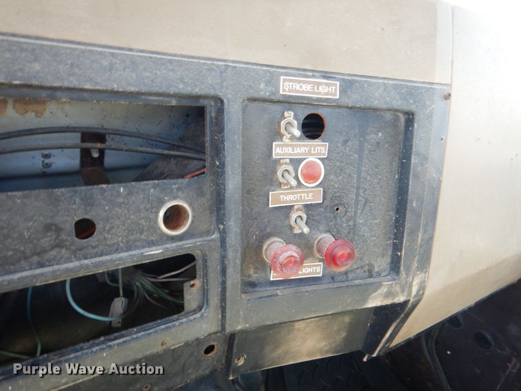 image for item JS9671 1990 International 4800  digger derrick truck